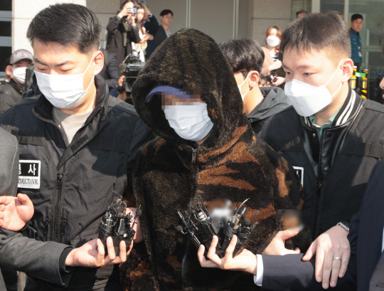 서울 강남구에서 발생한 40대 여성 납치 및 살해 사건 용의자 3인 중 이모(35)씨가 3일 오전 서울 수서경찰서에서 구속 전 피의자 심문(영장심사) 출석을 위해 서울중앙지방법원으로 향하는 호송차로 이동하고 있다.  연합뉴스